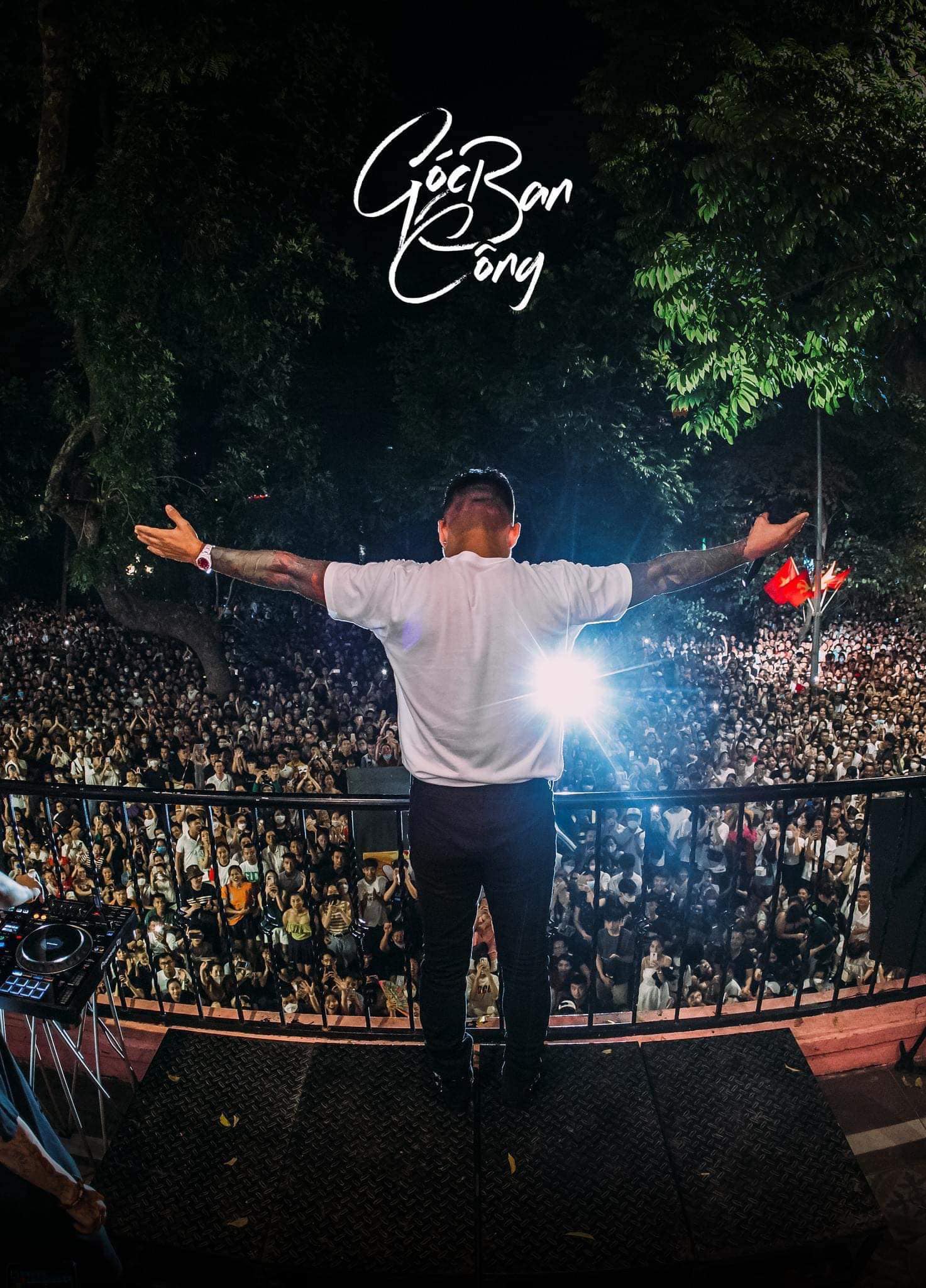 Tuấn Hưng bật khóc trên sân khấu ban công, hứa hẹn tặng quà cho khán giả may mắn ở các show sau - Ảnh 3