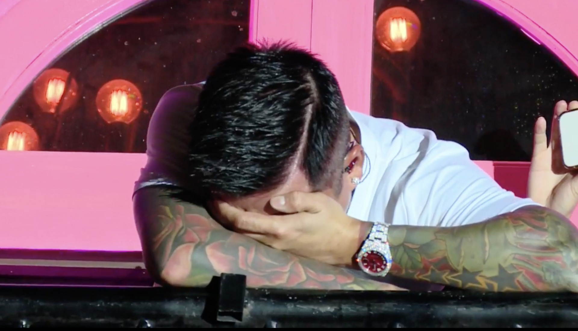 Tuấn Hưng bật khóc trên sân khấu ban công, hứa hẹn tặng quà cho khán giả may mắn ở các show sau - Ảnh 4