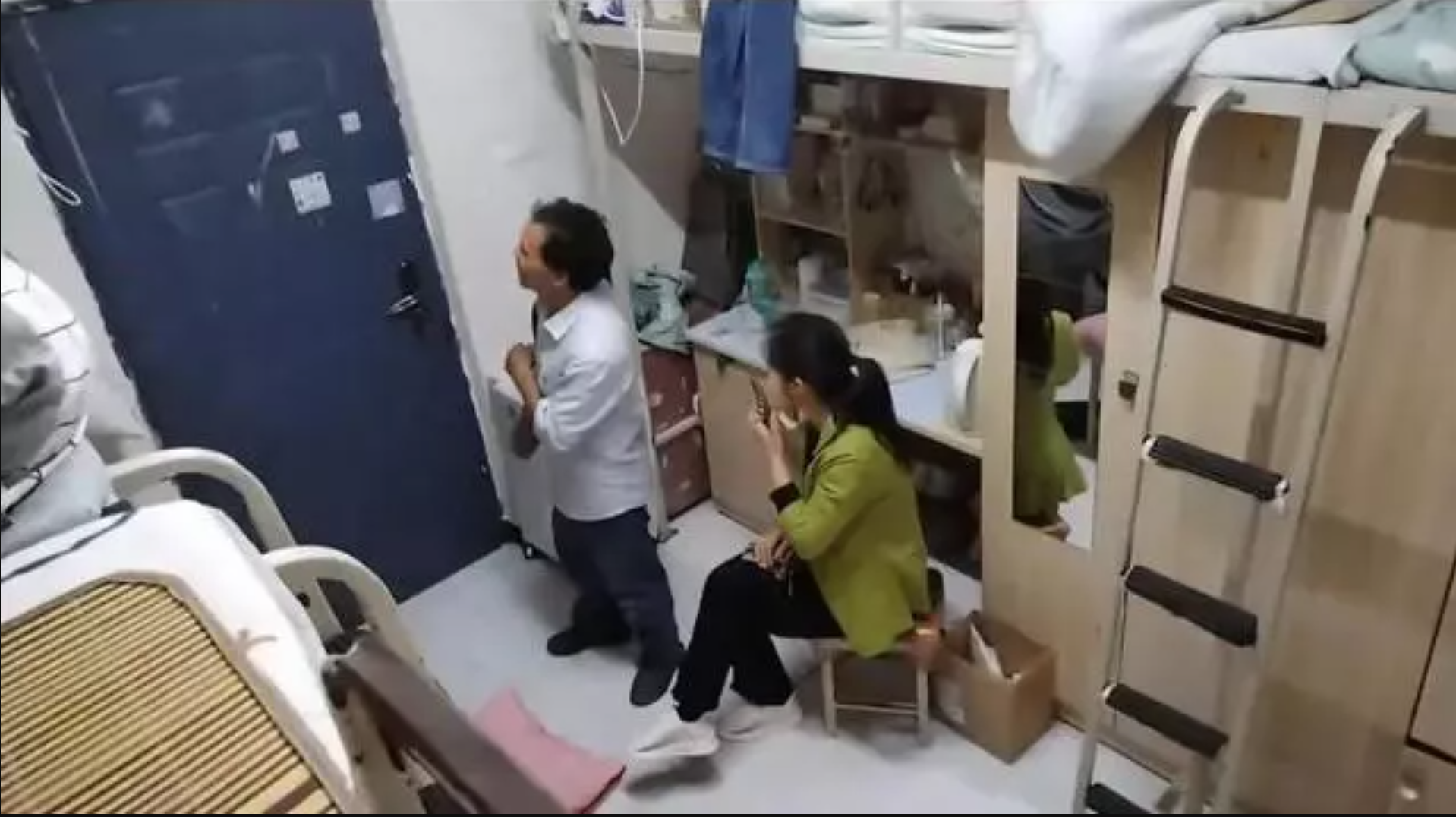 Đến sửa cửa phòng ký túc xá, thợ sửa khoá bất ngờ bị kẹt ở trong và cần người “giải cứu” - Ảnh 1