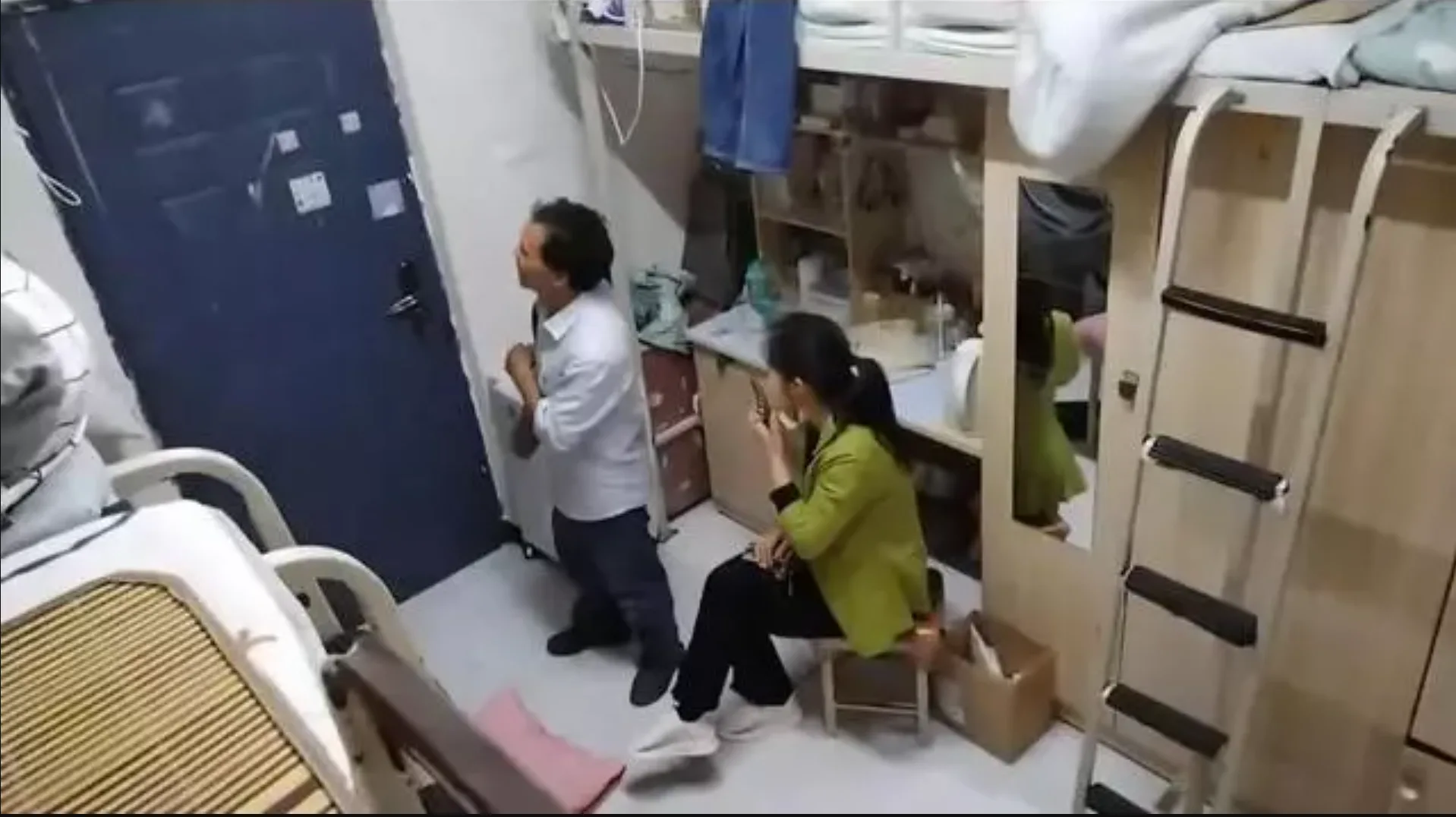 Đến sửa cửa phòng ký túc xá, thợ sửa khoá bất ngờ bị kẹt ở trong và cần người “giải cứu” - Ảnh 1