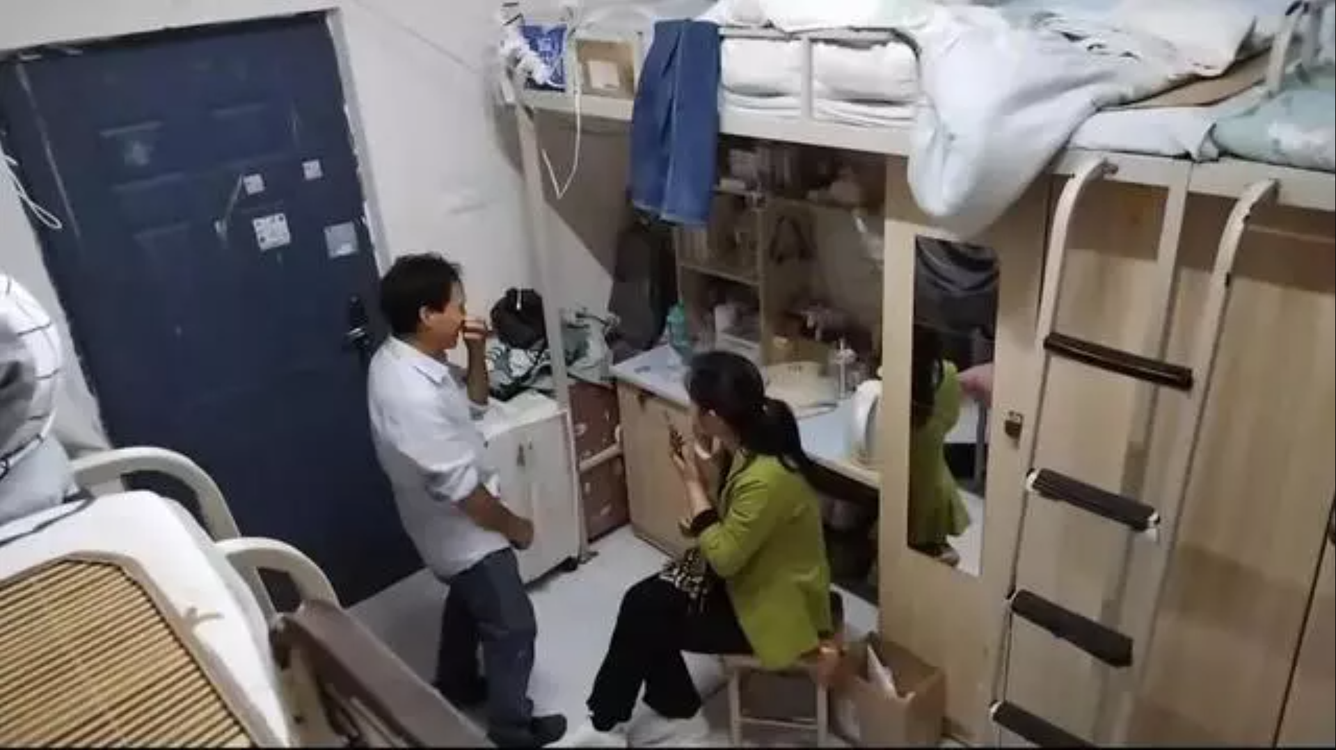 Đến sửa cửa phòng ký túc xá, thợ sửa khoá bất ngờ bị kẹt ở trong và cần người “giải cứu” - Ảnh 2