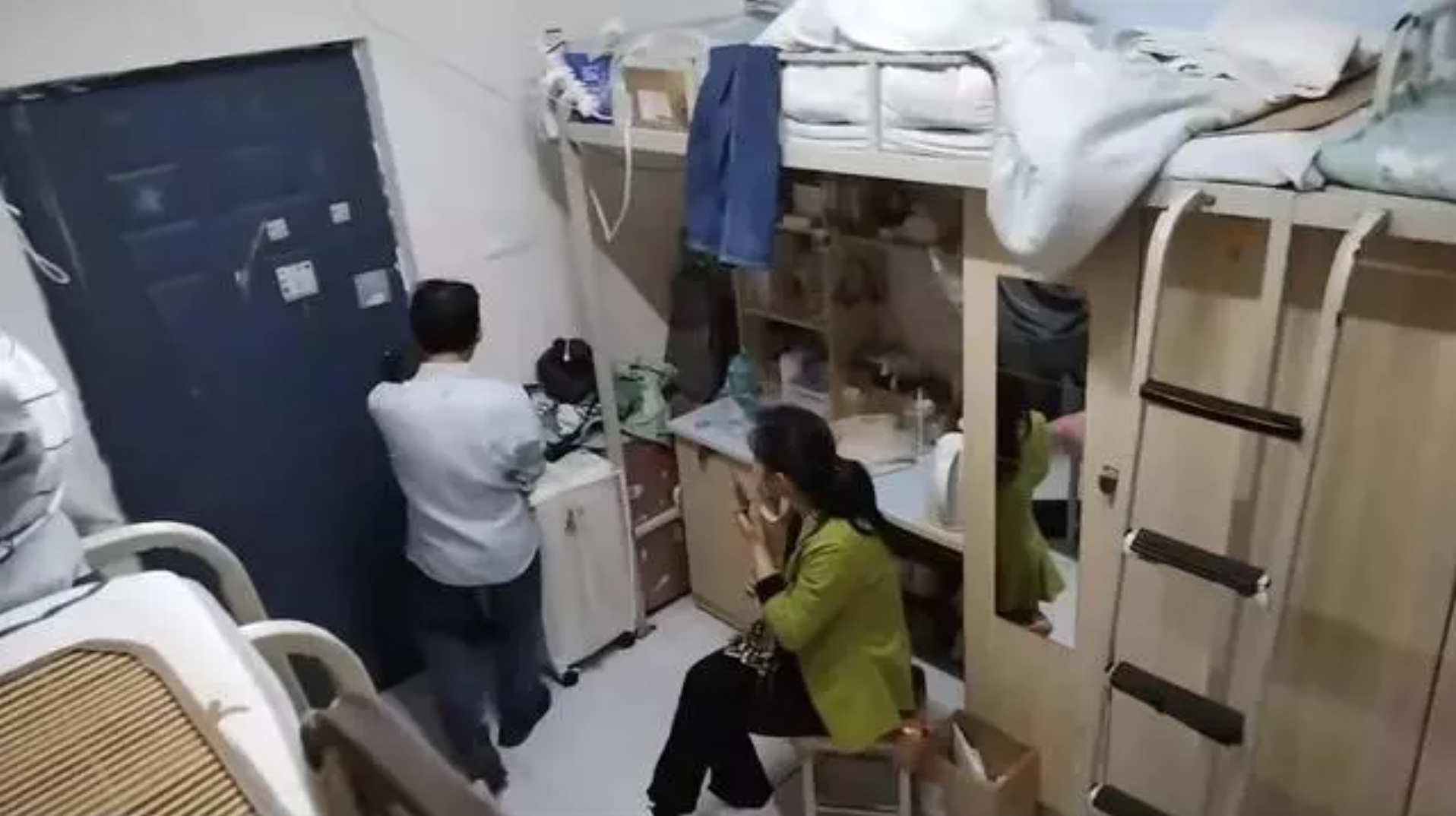 Đến sửa cửa phòng ký túc xá, thợ sửa khoá bất ngờ bị kẹt ở trong và cần người “giải cứu” - Ảnh 3