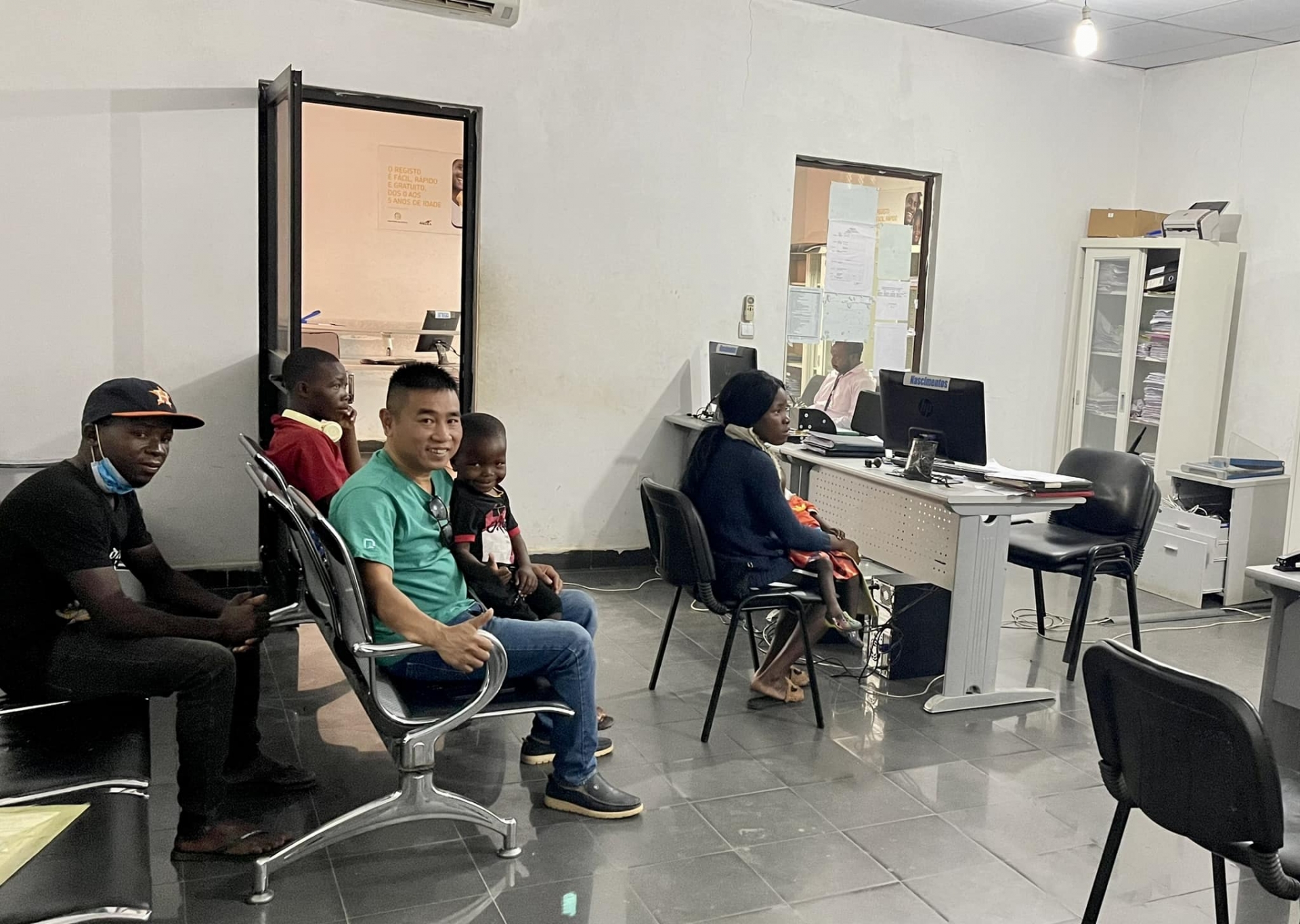 Lôi Con được đưa đi làm giấy khai sinh, hành trình về Việt Nam gần thêm chút nữa - Ảnh 1