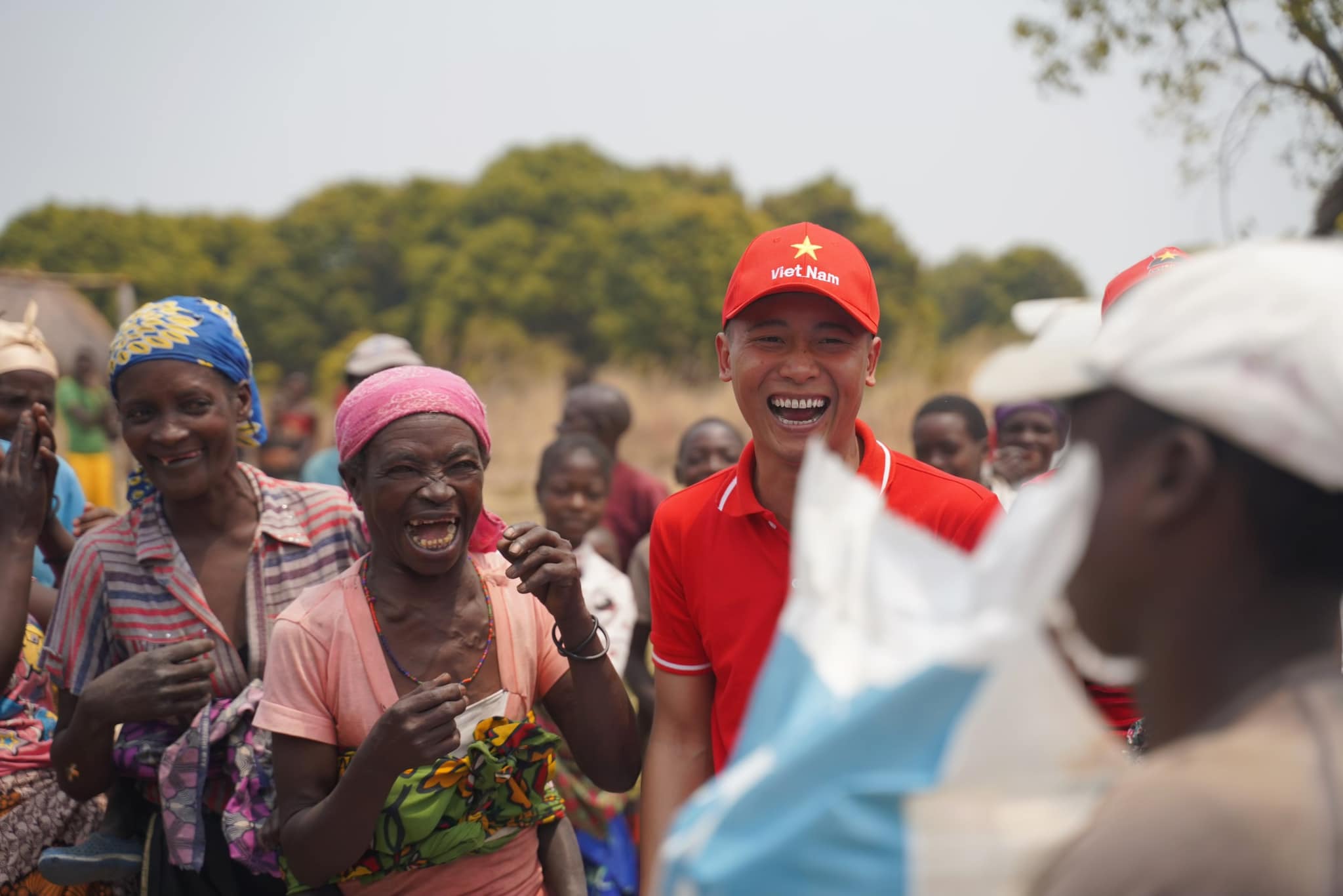 Quang Linh Vlogs ủng hộ đồng bào miền Trung 200 triệu đồng từ hoạt động kinh doanh cá nhân