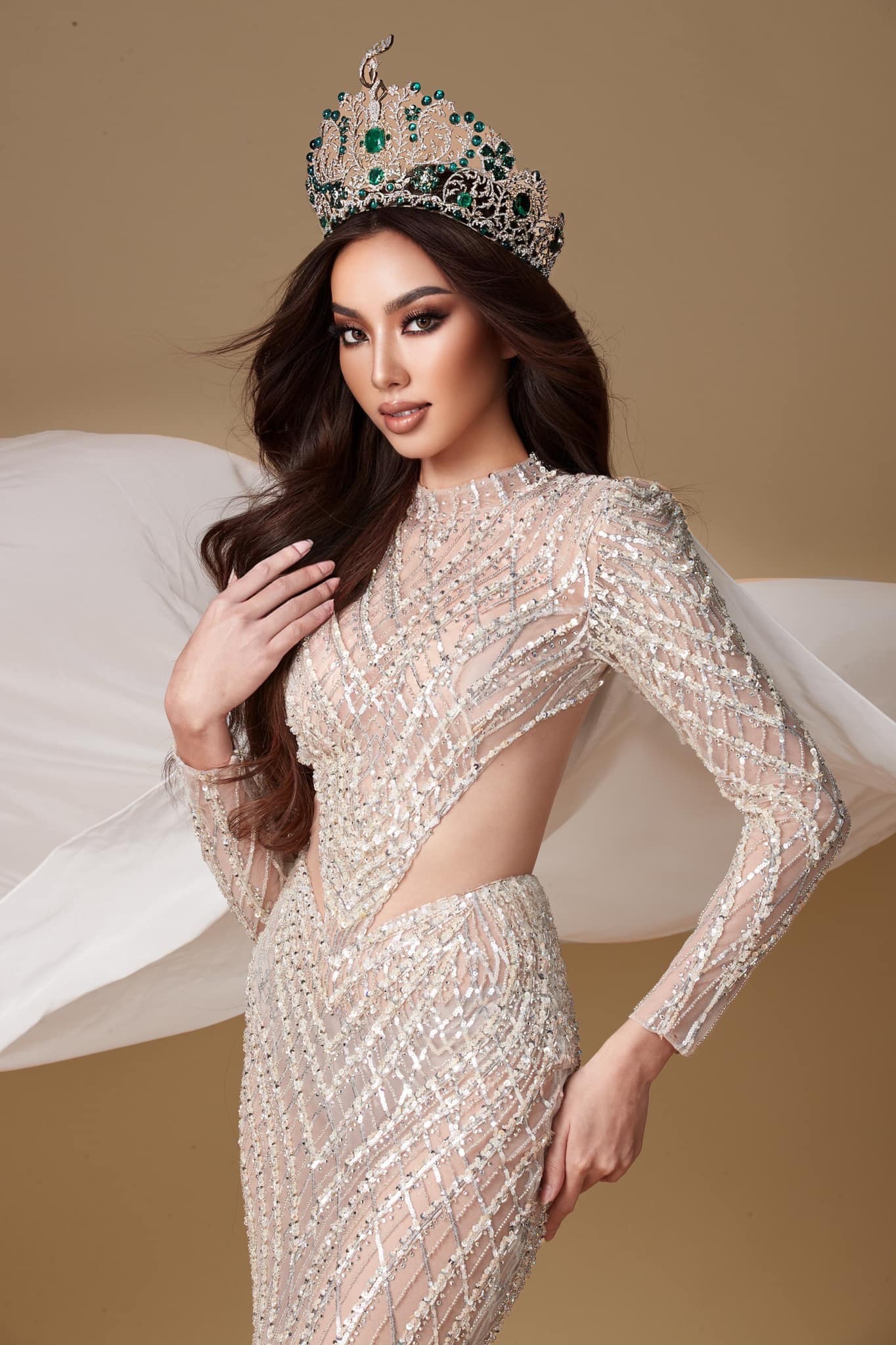 Người hâm mộ tố ekip Miss Grand International cẩu thả khi chỉnh sửa ảnh cho Thuỳ Tiên - Ảnh 2