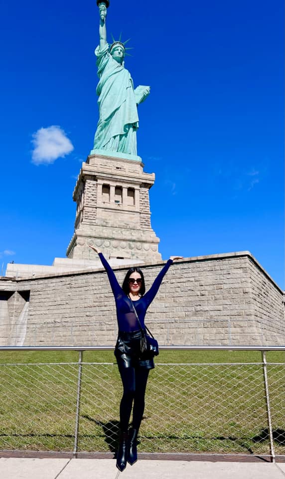 Lệ Quyên diện áo xuyên thấu, nhún nhảy phấn khích khi đến check-in tượng nữ thần tự do - Ảnh 3