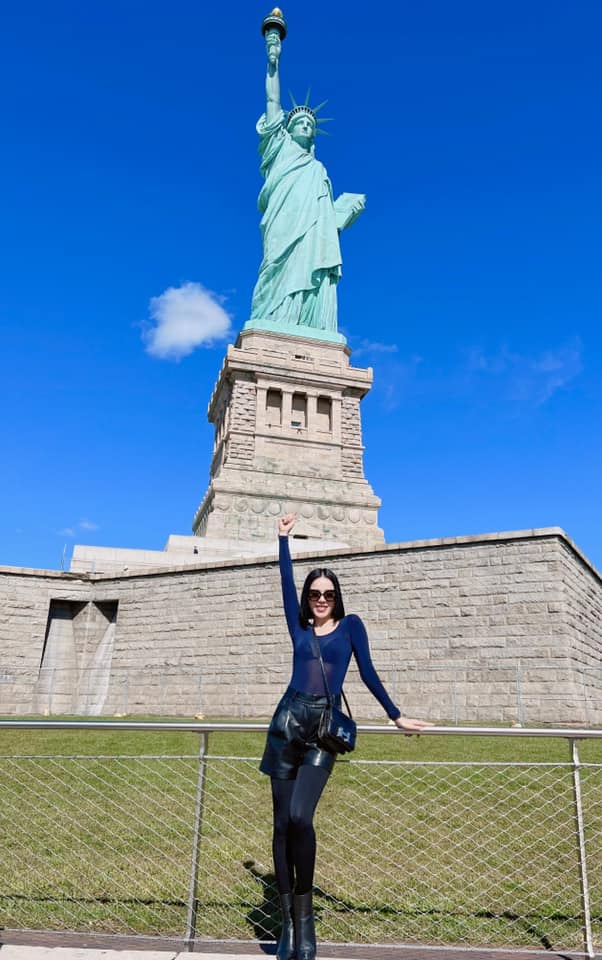 Lệ Quyên diện áo xuyên thấu, nhún nhảy phấn khích khi đến check-in tượng nữ thần tự do - Ảnh 4