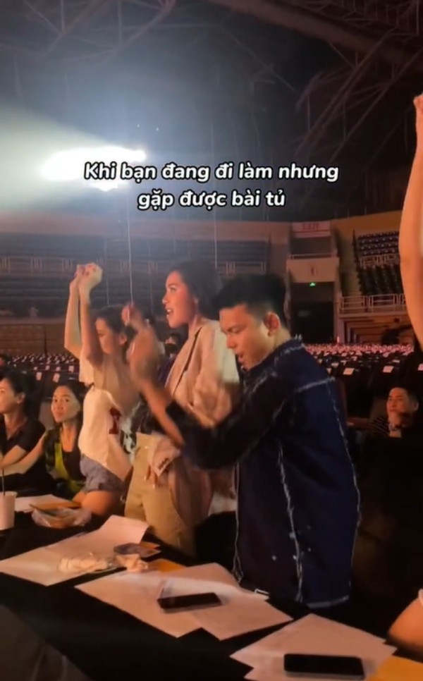 MONO khuấy động sân khấu Miss Grand Vietnam 2022, dàn hậu bên dưới quẩy nhiệt tình - Ảnh 1