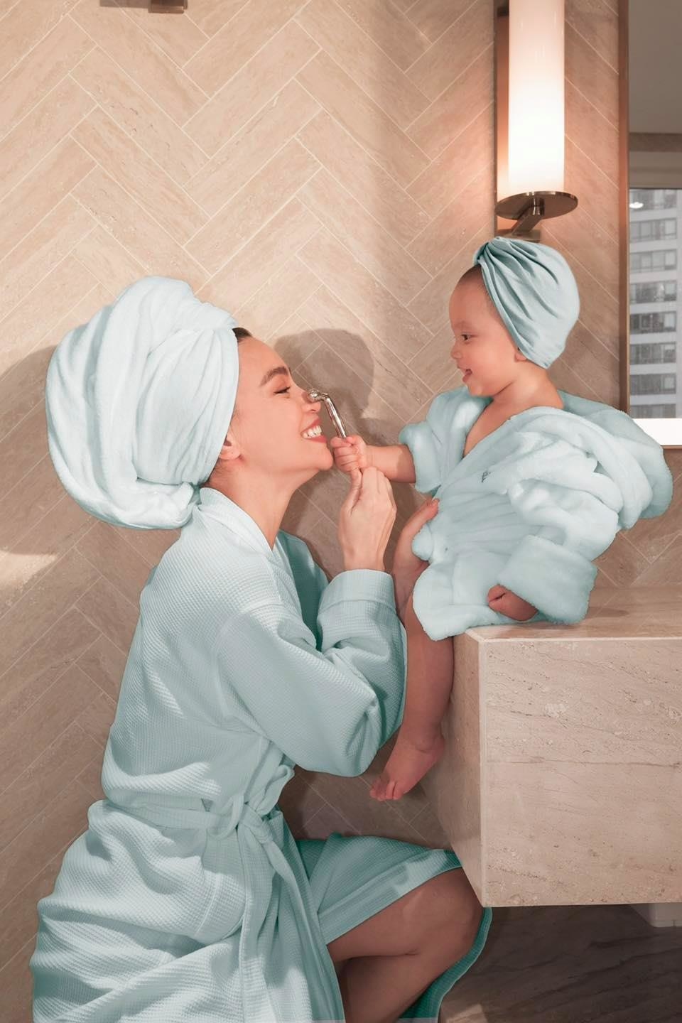 Lisa khiến mẹ Hồ Ngọc Hà tự hào với những hành động đáng yêu, quan tâm mẹ hết mực - Ảnh 1