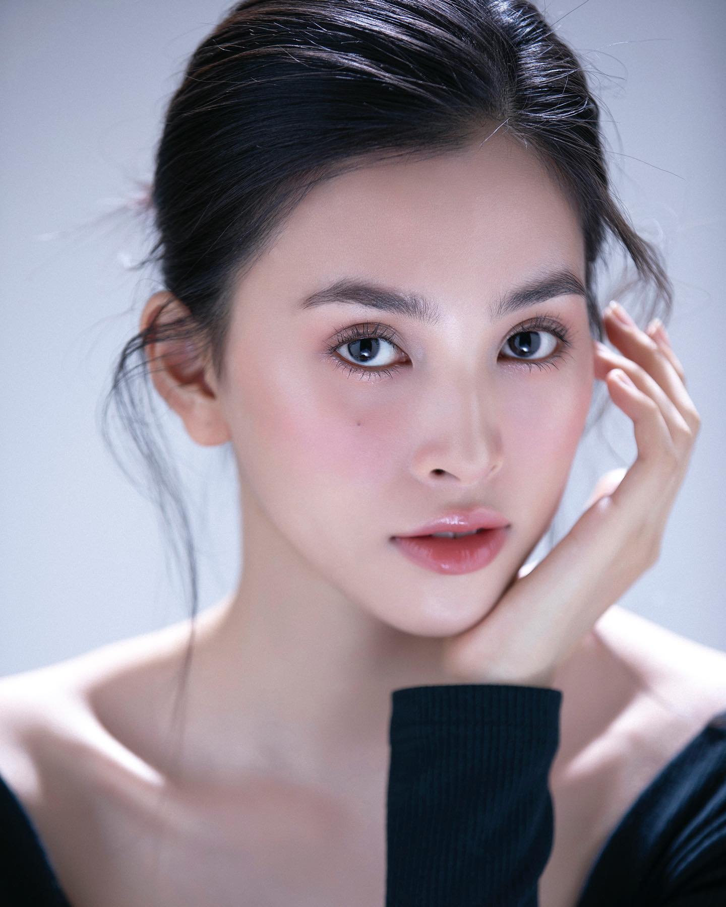 Tiểu Vy rạng rỡ quay lại công việc sau khi phải nhập viện thời gian dài - Ảnh 1