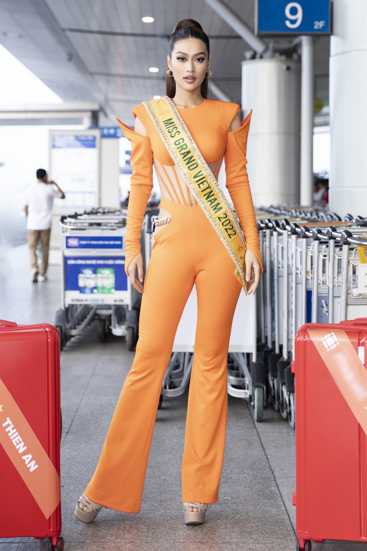 Đoàn Thiên Ân lo lắng khi vương miện Miss Grand Vietnam 2022 bị hỏng - Ảnh 1