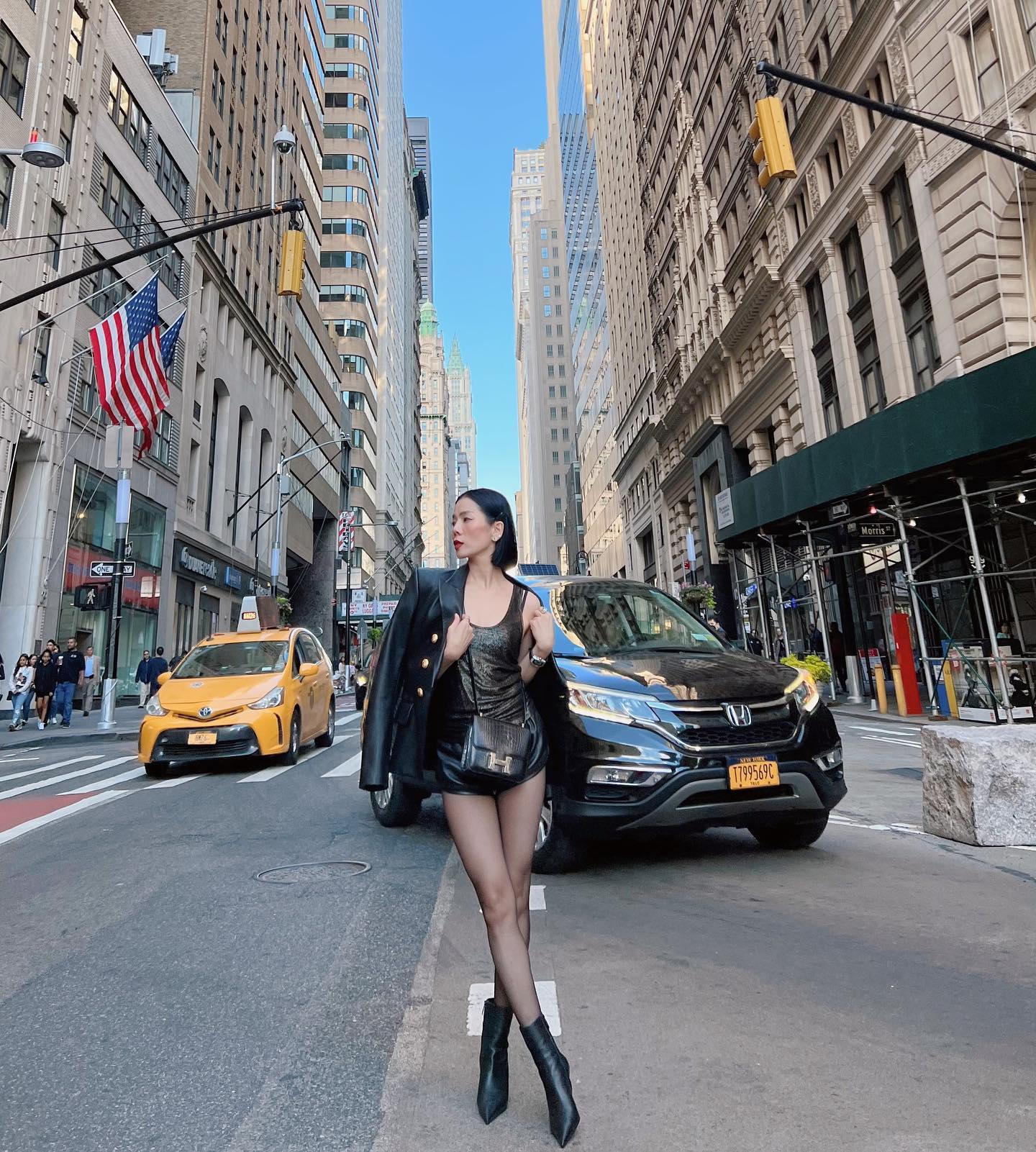 Lệ Quyên diện đồ da gợi cảm, háo hức chụp ảnh check-in như lần đầu đến Mỹ - Ảnh 2