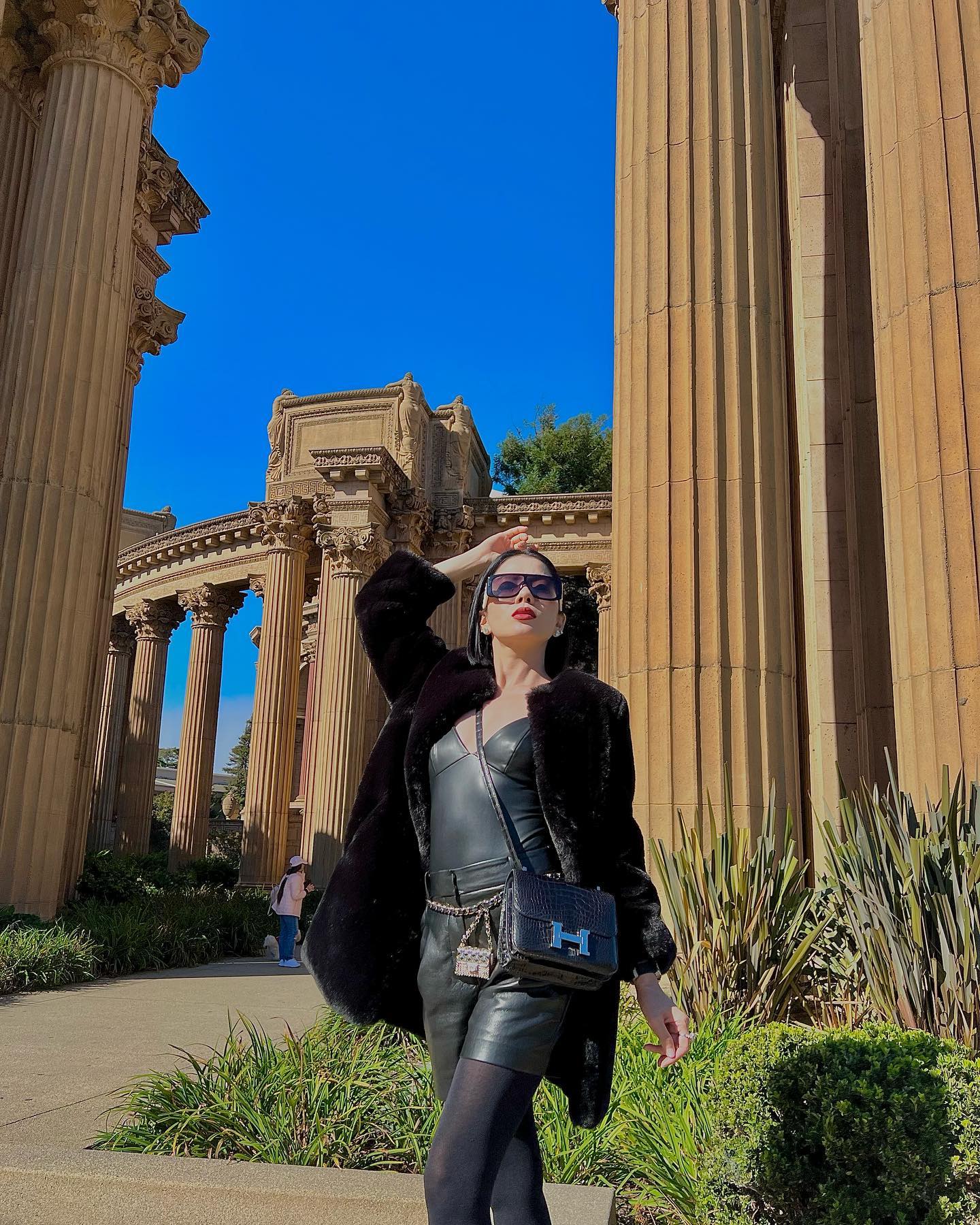 Lệ Quyên diện đồ da gợi cảm, háo hức chụp ảnh check-in như lần đầu đến Mỹ - Ảnh 4