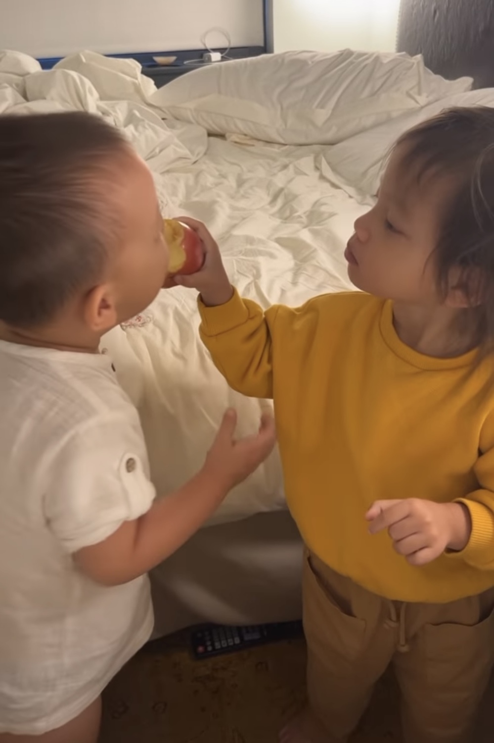 Lisa ra dáng chị gái “nhà người ta”, vừa đút cho Leon ăn vừa ôm em đầy âu yếm - Ảnh 2