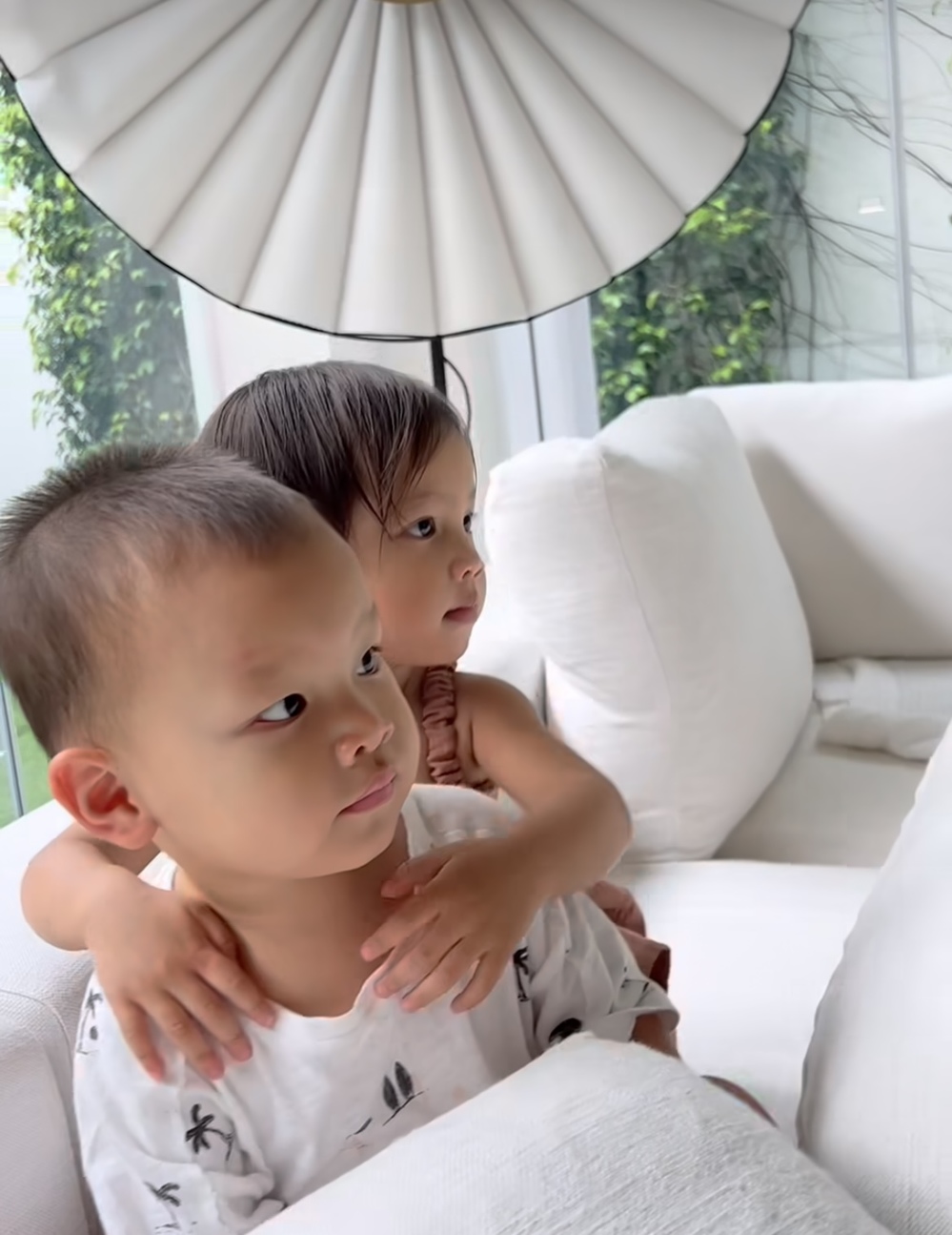 Lisa ra dáng chị gái “nhà người ta”, vừa đút cho Leon ăn vừa ôm em đầy âu yếm - Ảnh 3