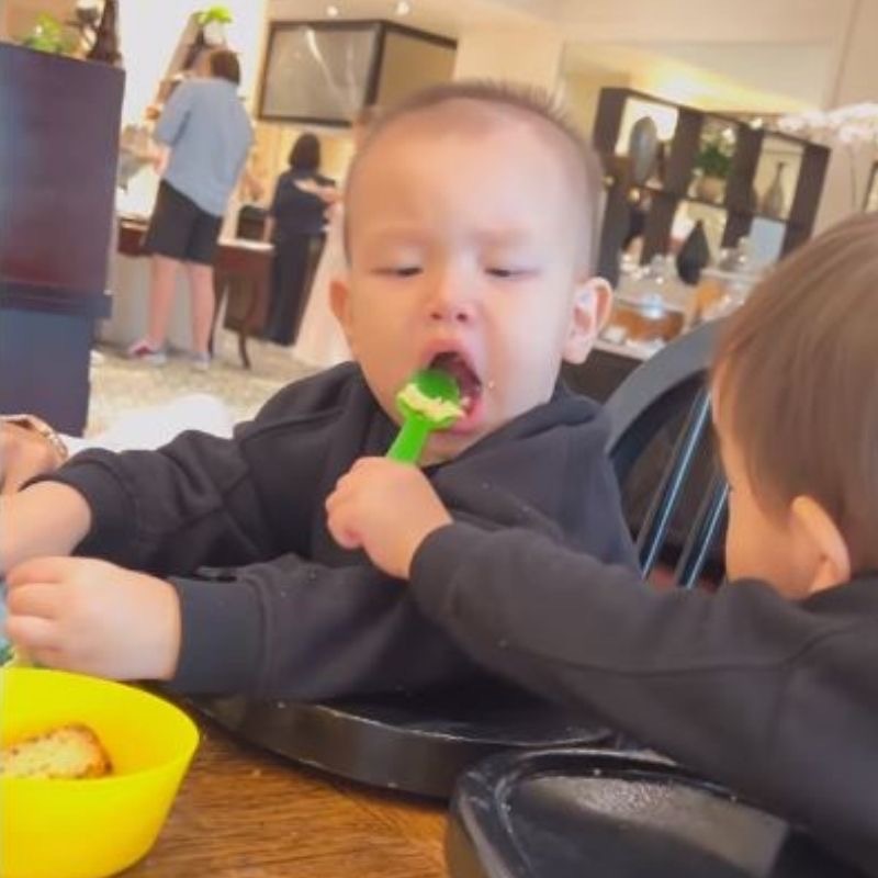 Lisa ra dáng chị gái “nhà người ta”, vừa đút cho Leon ăn vừa ôm em đầy âu yếm - Ảnh 5