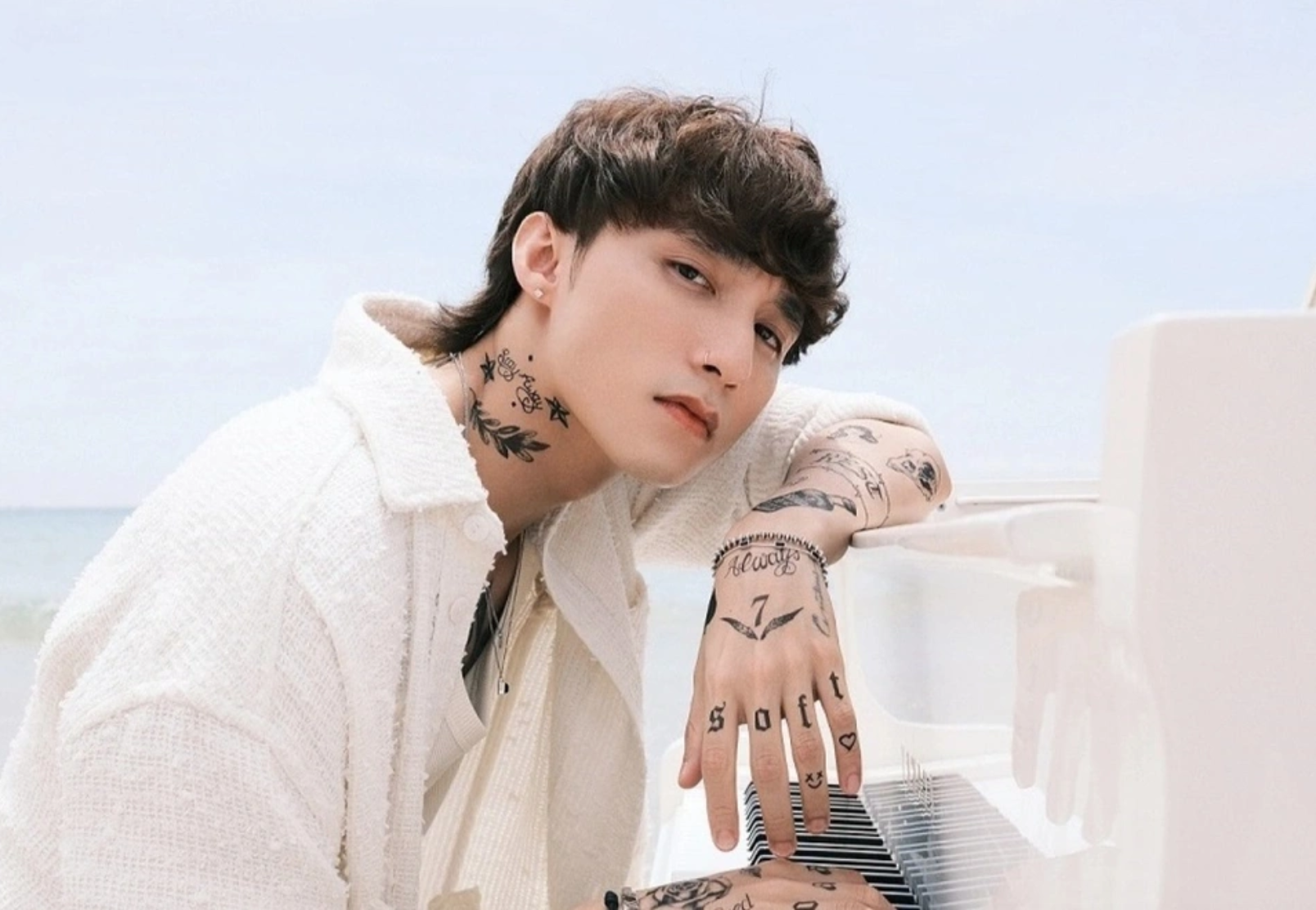 Sơn Tùng MTP khoe quà kỷ niệm từ người đặc biệt nhân 10 năm ca hát