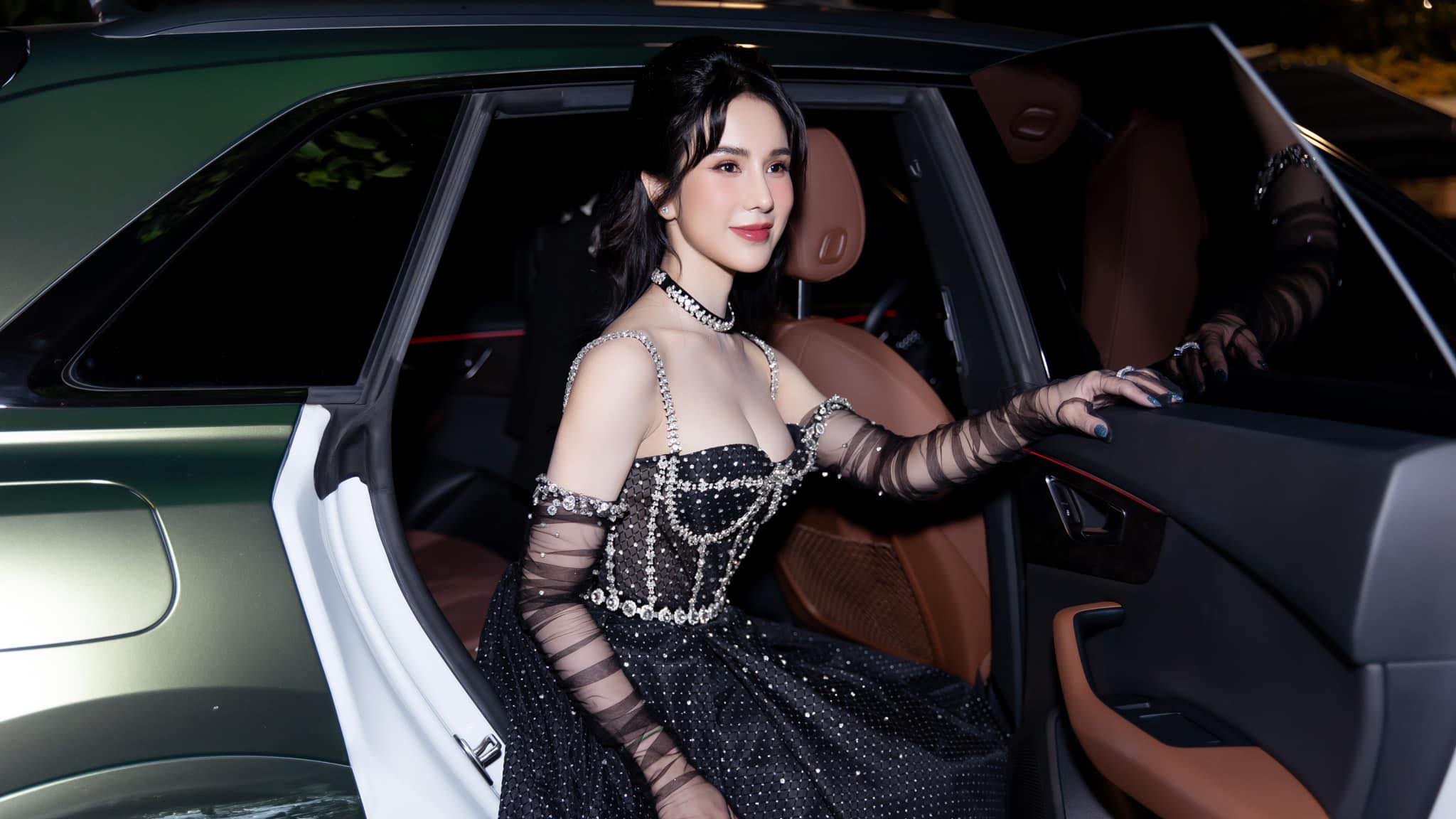 Diệp Lâm Anh tiếp tục gặp chuyện không hay sau khi bị gắn định vị vào xe