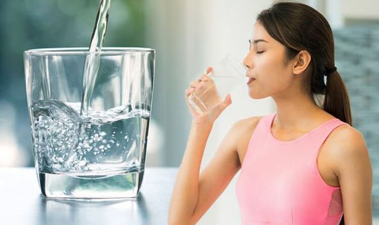 Uống nhiều nước giúp môi tươi tắn hơn