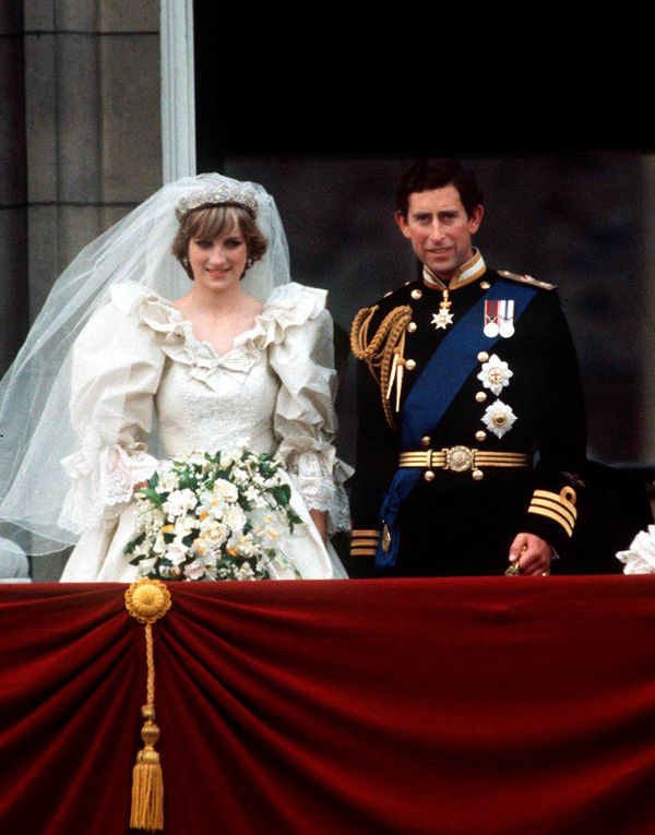 Công nương Diana diện váy cưới được thiết kế cầu kỳ, tỉ mỉ với các chi tiết bèo nhún và ren chỉn chu