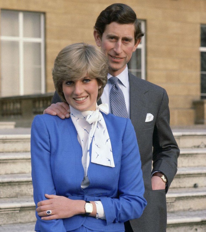 Công nương xứ Wales diện áo sơ mi nút thắt độc đáo, cùng váy xanh kín đáo, sang trọng bên cạnh Thái tử Charles trong ngày thông báo việc đính hôn
