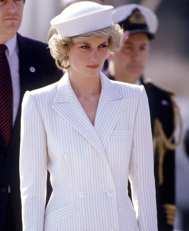 Công nương Diana diện theo phong cách Menswear và trang nhã với gam màu trung tính