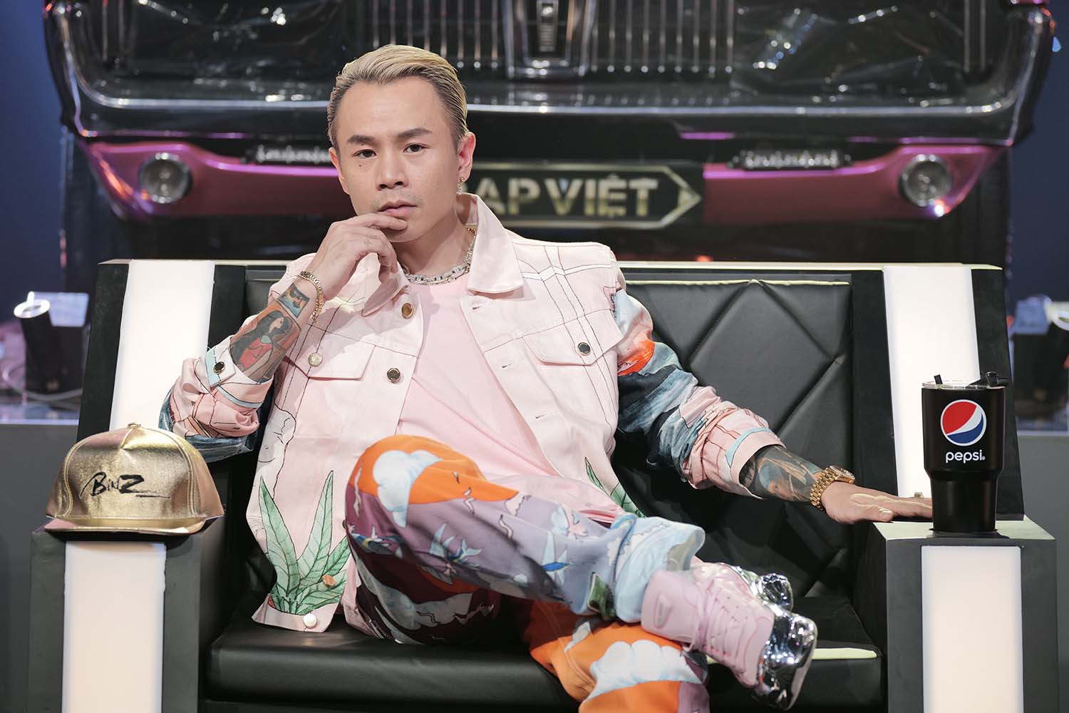 Nam rapper Binz gây ấn tượng với set đồ màu hồng cùng họa tiết bắt mắt tại chương trình RAP Việt khá hot hiện nay
