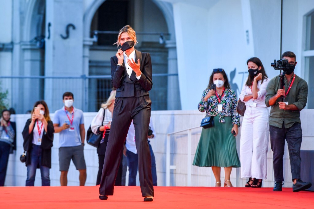 Nữ diễn viên Anna Foglietta đeo khẩu trang lên thảm đỏ Venice một ngày trước khai mạc. Cô cũng là nhà tài trợ của Liên hoan phim Venice 2020.