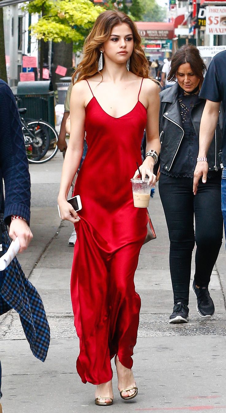 Selena Gomez quyến rũ hết nấc khi diện slip dress