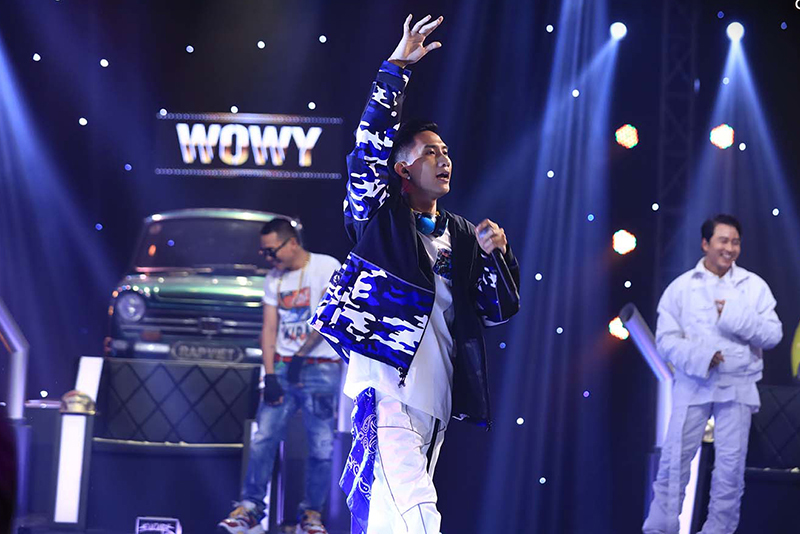 Tony D tràn đầy sự tự tin trên sân khấu Rap Việt với outfit mang chất hip hop gồm áo jacket họa tiết camo đi kèm chiếc khăn bandana mix quần cargo trắng