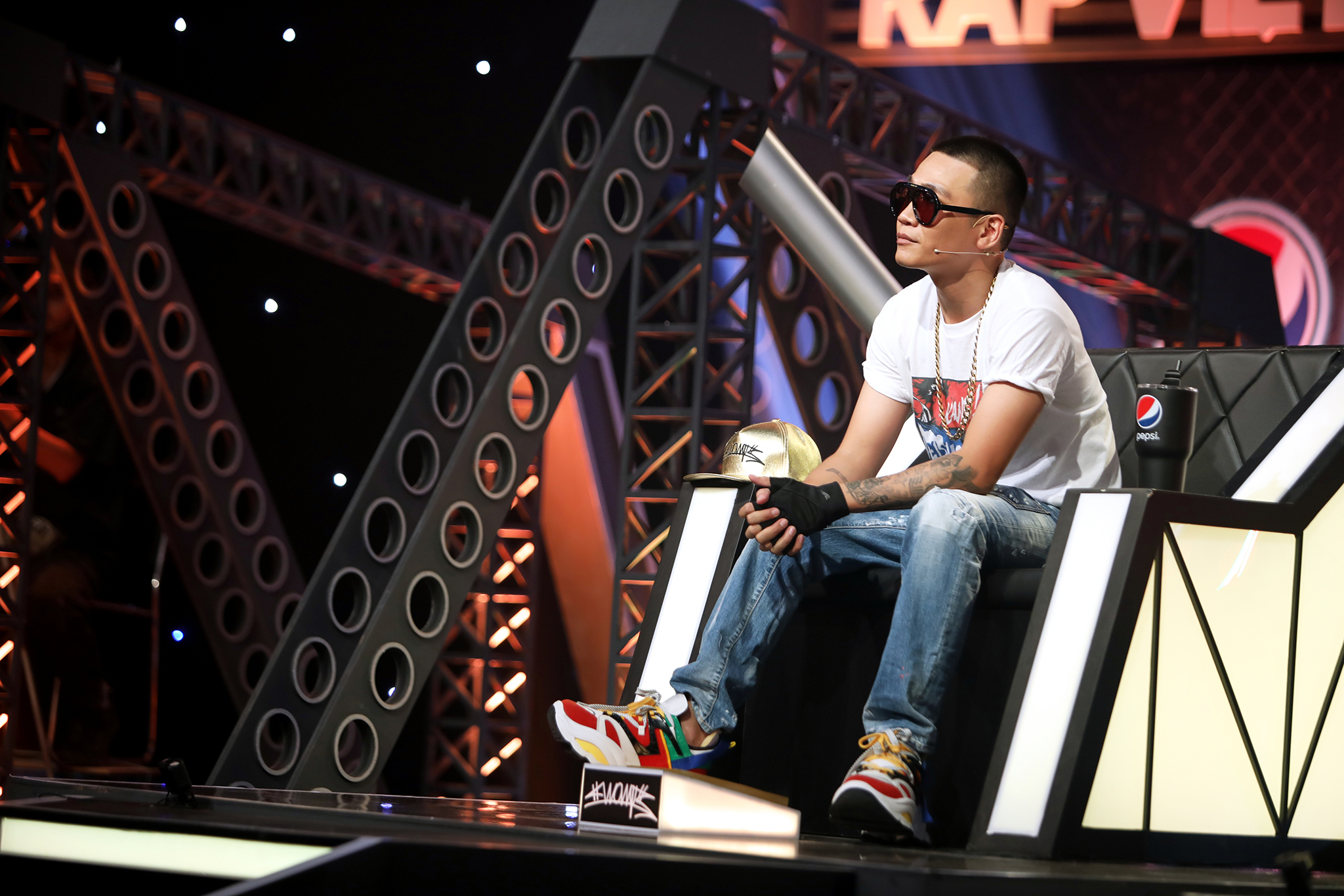 "Lão đại" Wowy chất chơi với gu thời trang đậm chất đường phố