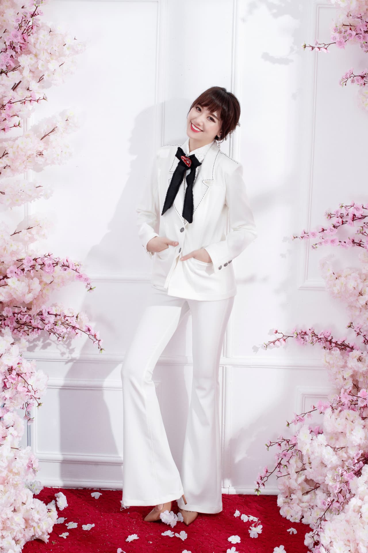Hariwon diện bộ suit trắng thanh lịch và đơn giản, thời thượng với quần ống loe tôn dáng hiệu quả