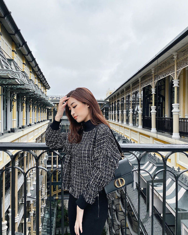 Hoa hậu Đỗ Mỹ Linh diện áo vải tweed thời thượng với gam màu trung tính cùng túi xách đồng điệu