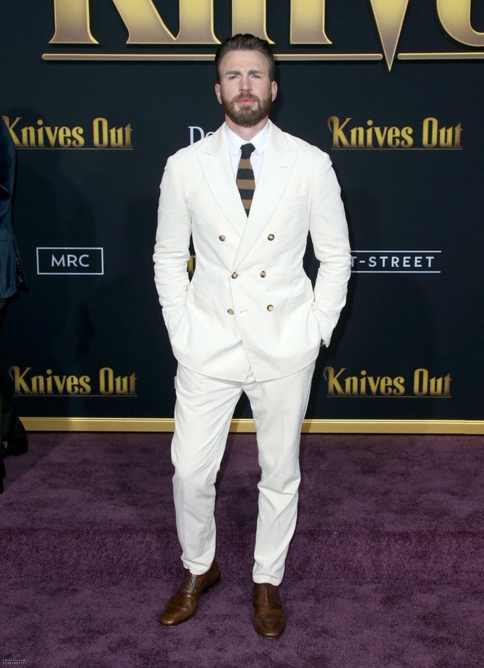 'Captain America' Chris Evans cực bảnh bao khi mặc suit màu trắng sữa của Brunello Cucinelli