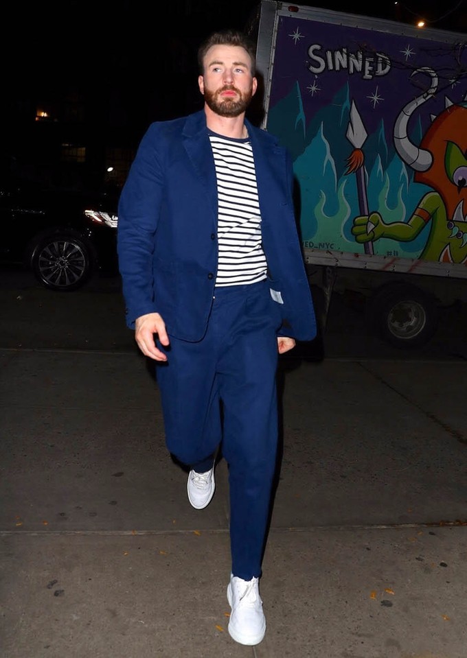 'Captain America' Chris Evans ghi điểm khi diện bộ suit xanh, áo thun sọc, giày thể thao trắng năng động