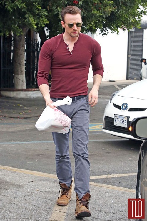 Áo T-shirt màu đỏ đô dài tay mix cùng quần Jeans và kính mát giúp tạo nên Chris Evans với thần thái siêu sao ngay cả khi xuống phố