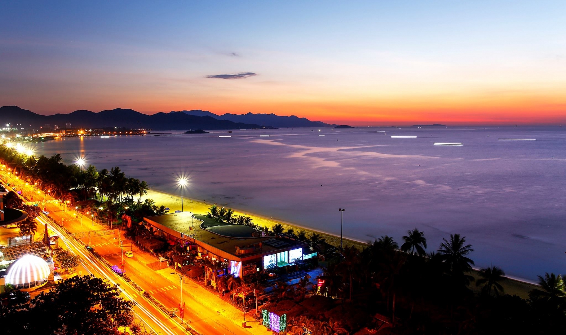 Bãi biển Nha Trang lung linh dưới ánh đèn về đêm. Ảnh: Facebook Phong Nguyen