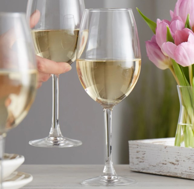 Ly rượu vang trắng có bầu ly nhỏ hơn ly rượu vang đỏ