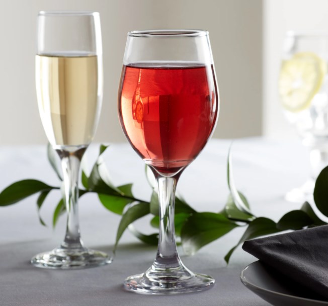 Ly rượu đa năng có thân sử dụng được cho cả rượu vang đỏ và rượu vang trắng