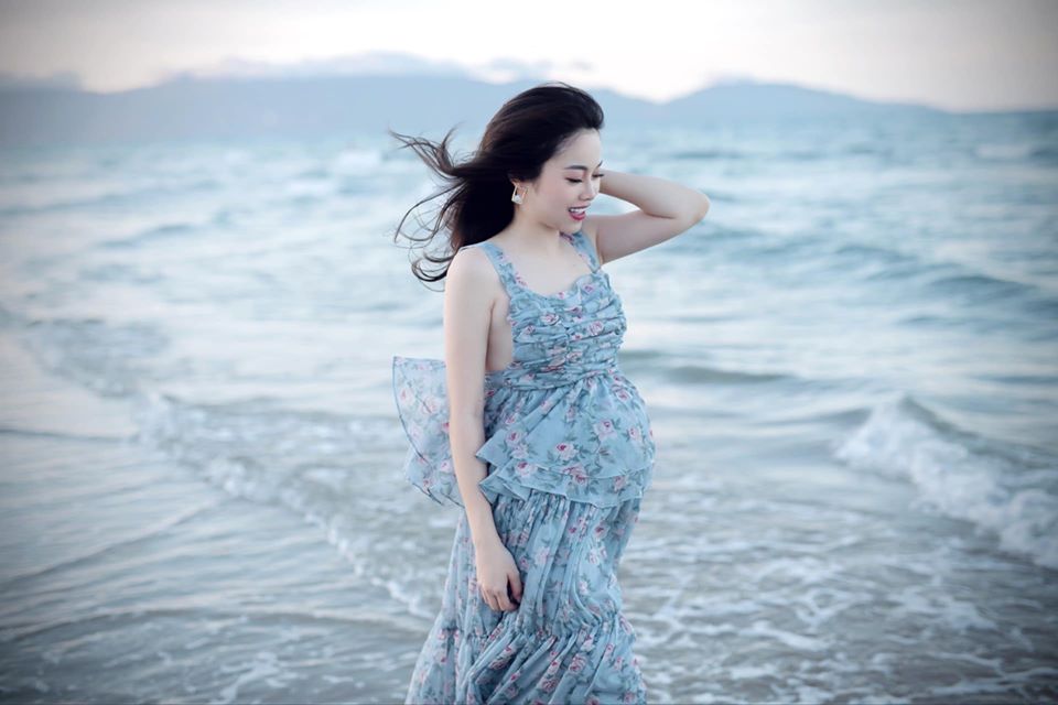 'Hot mom' Hằng Túi vô cùng rạng rỡ với kiểu đầm maxi khi đi biển với tông xanh nhạt nhẹ nhàng.