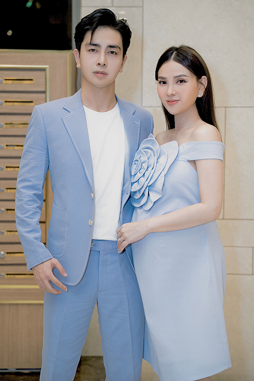 Thu Thủy điện đầm xanh nhẹ nhàng đồng điệu với trang phục của chồng