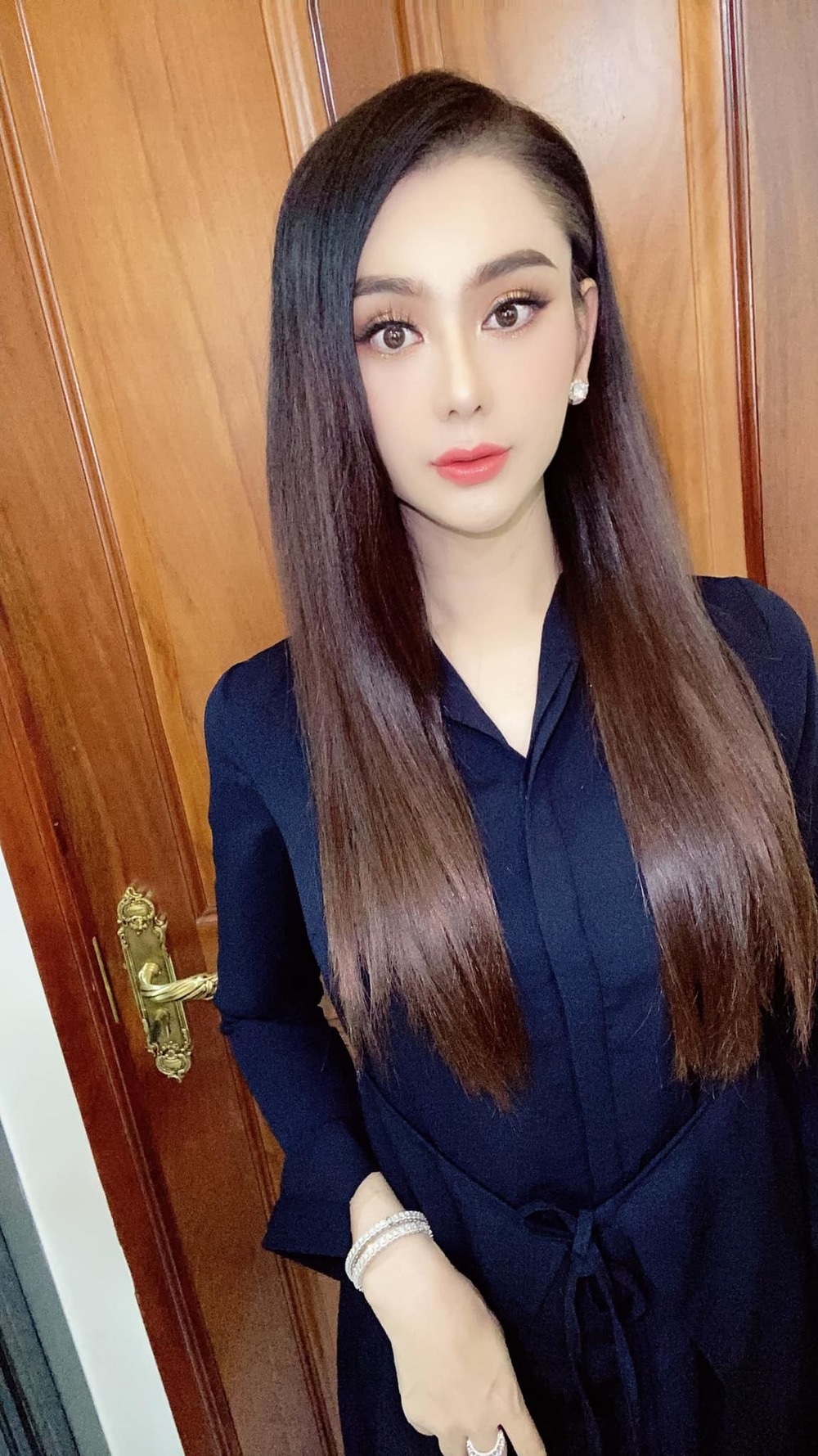 Lâm Khánh Chi diện đầm xanh đen, thiết kế đơn giản