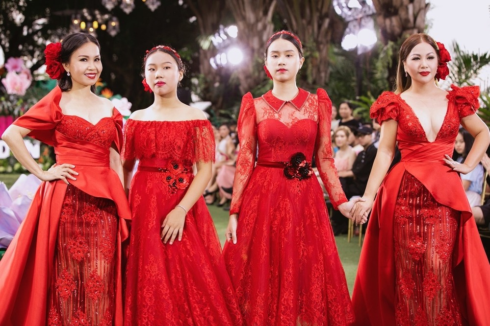 Ca sĩ Cẩm Ly cùng 2 cô con gái và ca sĩ Minh Tuyết ngọt ngào, nổi bật với đầm đỏ đồng điệu