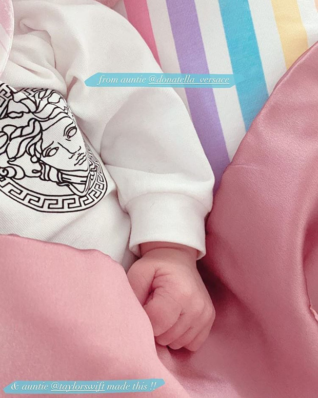 Con gái cưng của Gigi Hadid vừa sinh ra đã được diện ngay cả cây đồ hiệu đắt đỏ của Versace và chiếc chăn hồng từ bác Taylor Swift nổi tiếng. Có thể nói sinh ra ở vạch đích là đây!
