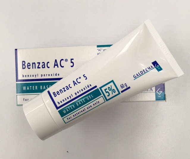Benzoyl Peroxide thường phổ biến trong các mỹ phẩm trị mụn.