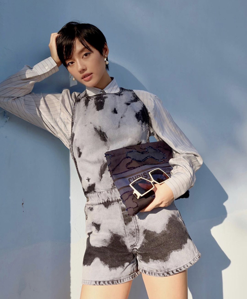 Khánh Linh cá tính với thiết kế jumpsuit dáng ngắn được sao Việt lăng xê hồi đầu mùa hè 2020.