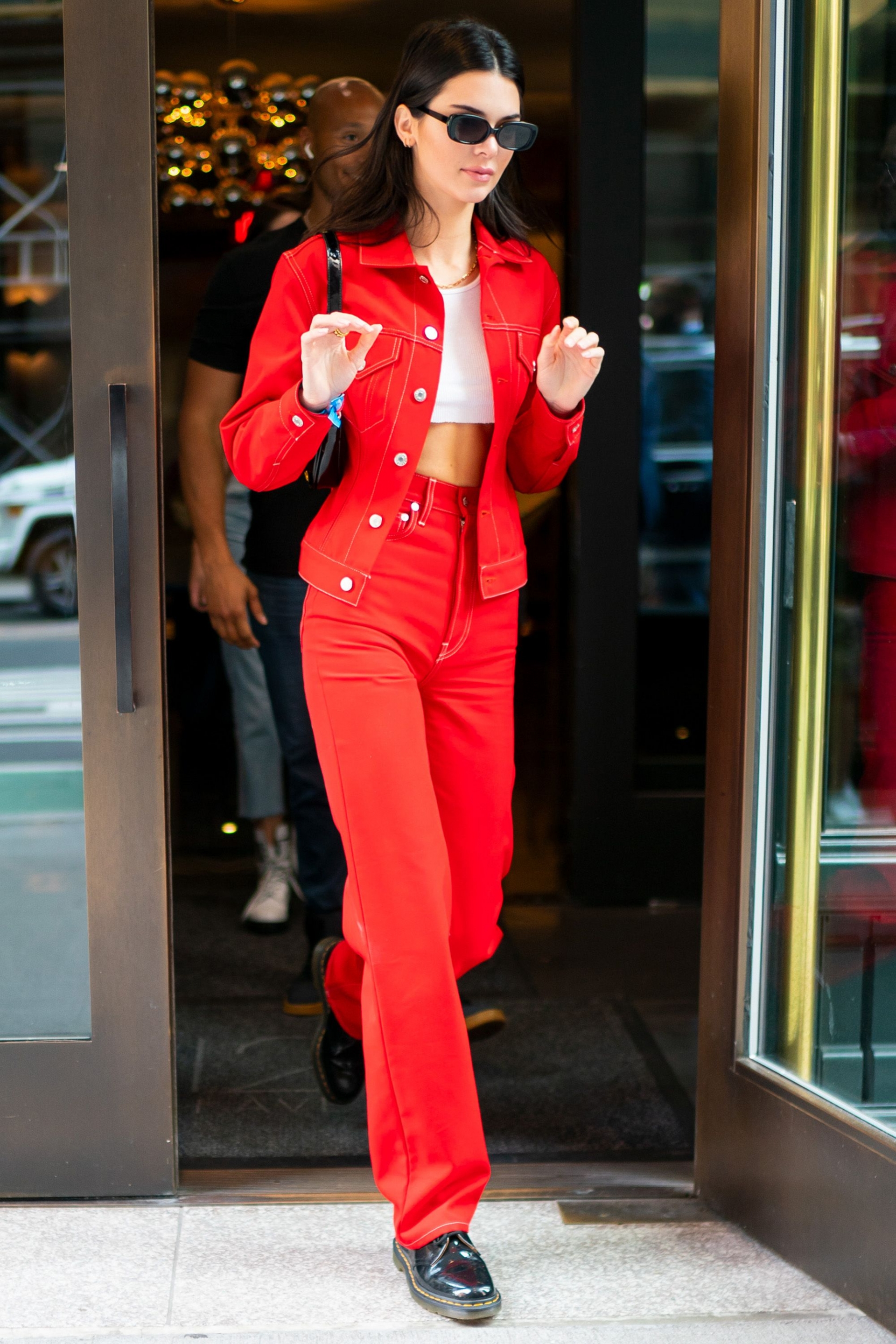 Kendall Jenner chất lừ khi diện áo khoác denim đỏ đồng điệu với quàn denim.