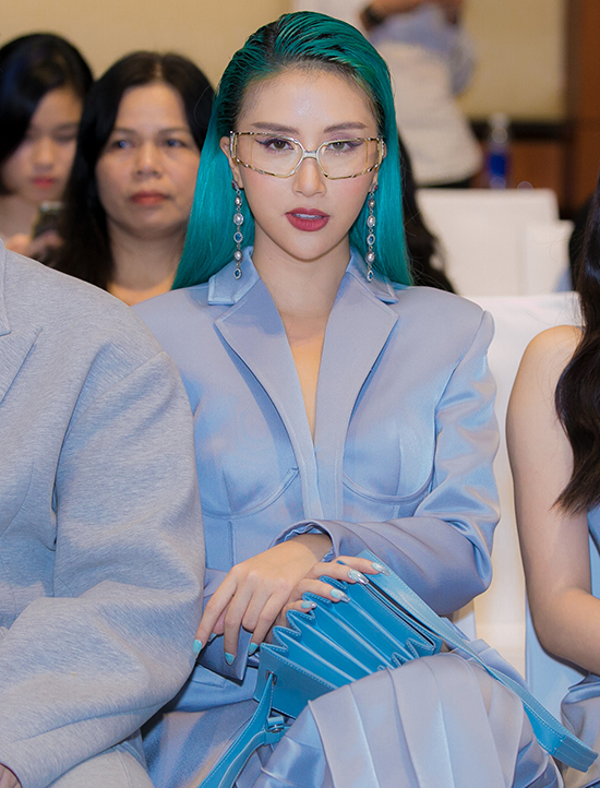 Quỳnh Anh Shyn gây ấn tượng với outfit cá tính khi sử dụng tông xanh pastel nhẹ nhàng đồng điệu với màu tóc, màu nail lẫn túi xách.
