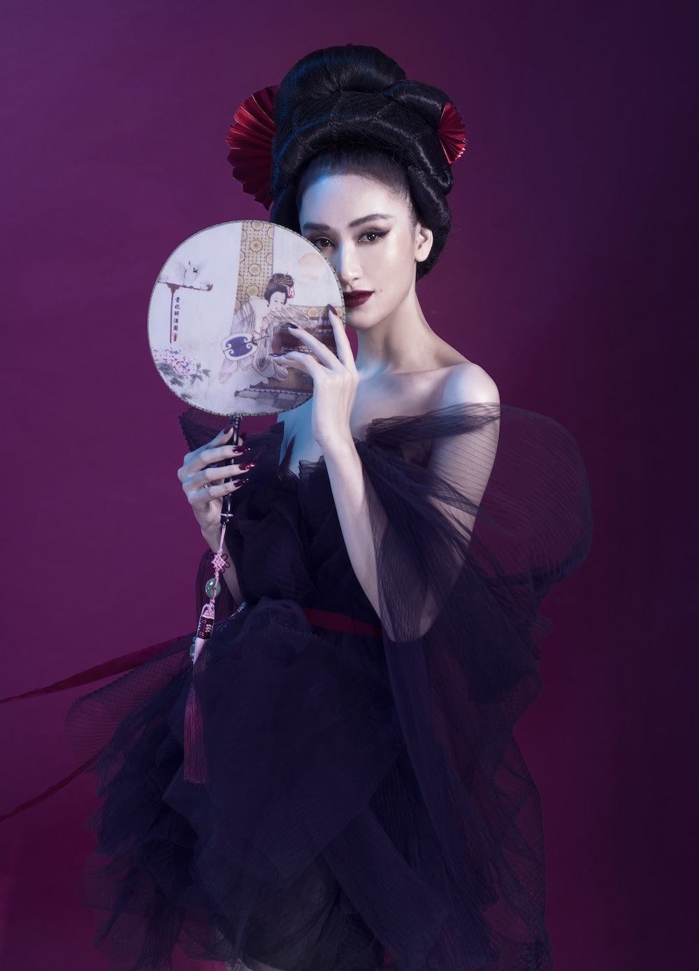 Á hậu Hà Thu đẹp ma mị với phong cách liêu trai trong bộ đầm voan đen hở vai vô cùng gợi cảm, hút mắt