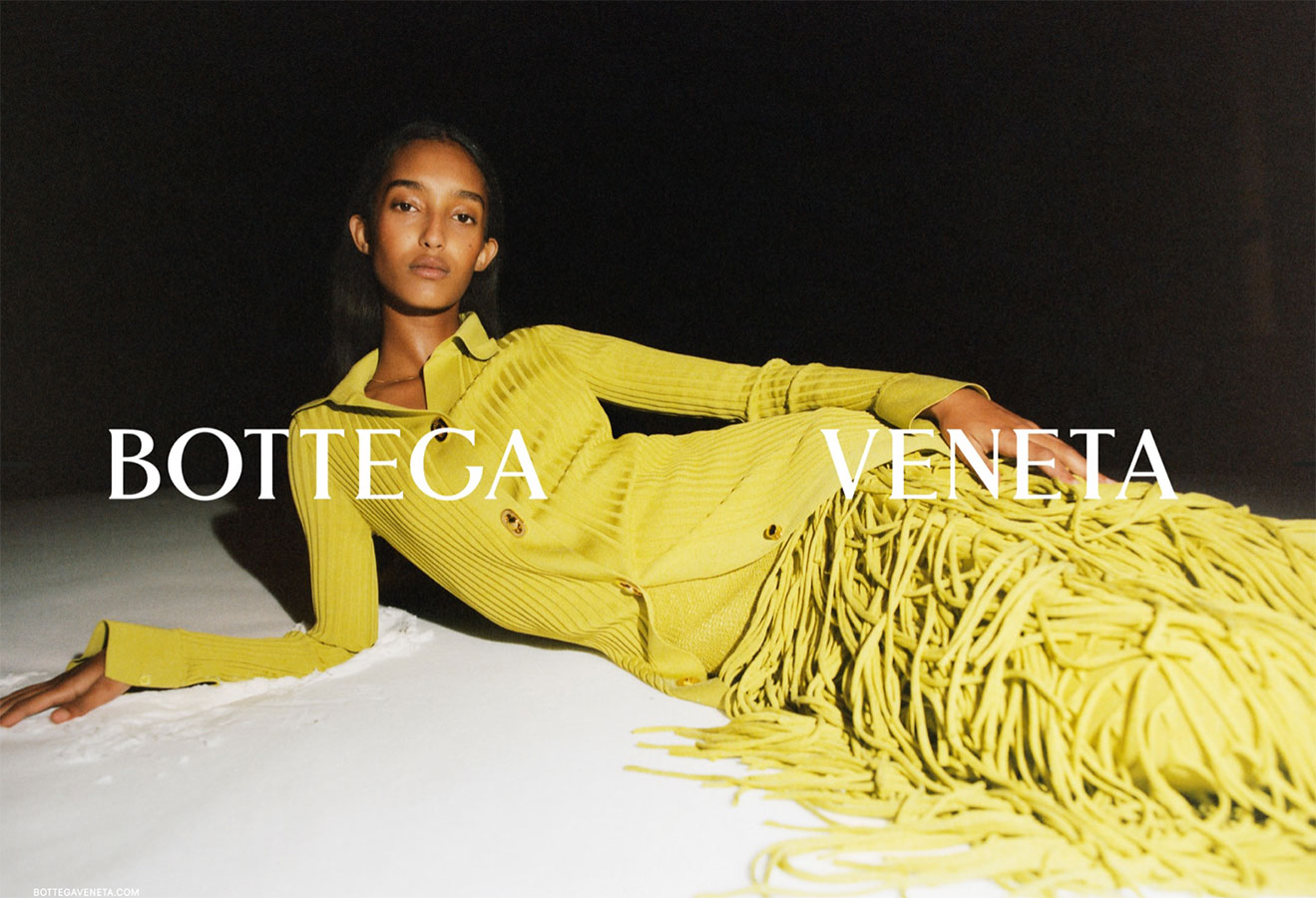 Không chỉ mang tua rua vào các thiết kế trang phục mà Bottega Veneta còn tạo nên những chiếc túi tua rua hứa hẹn lên ngôi mùa Thu Đông 2020